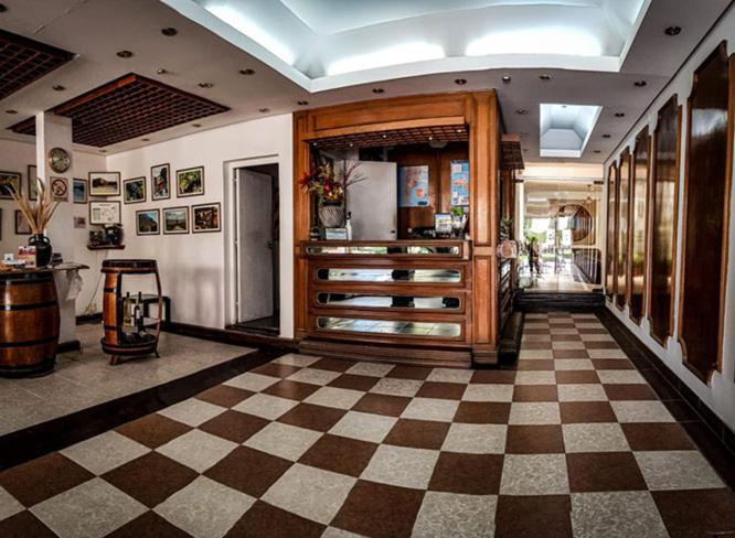 كفايات Hotel Emperador المظهر الخارجي الصورة